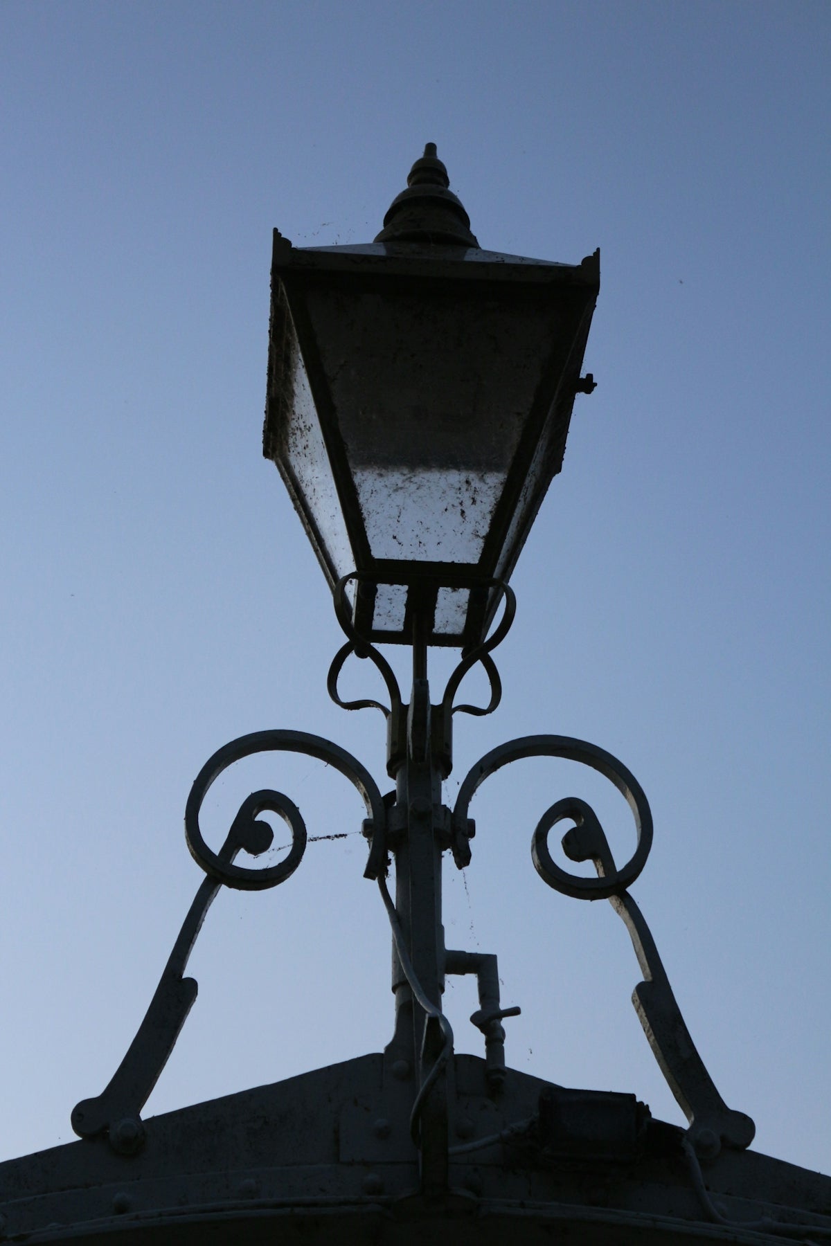 black street light during daytime