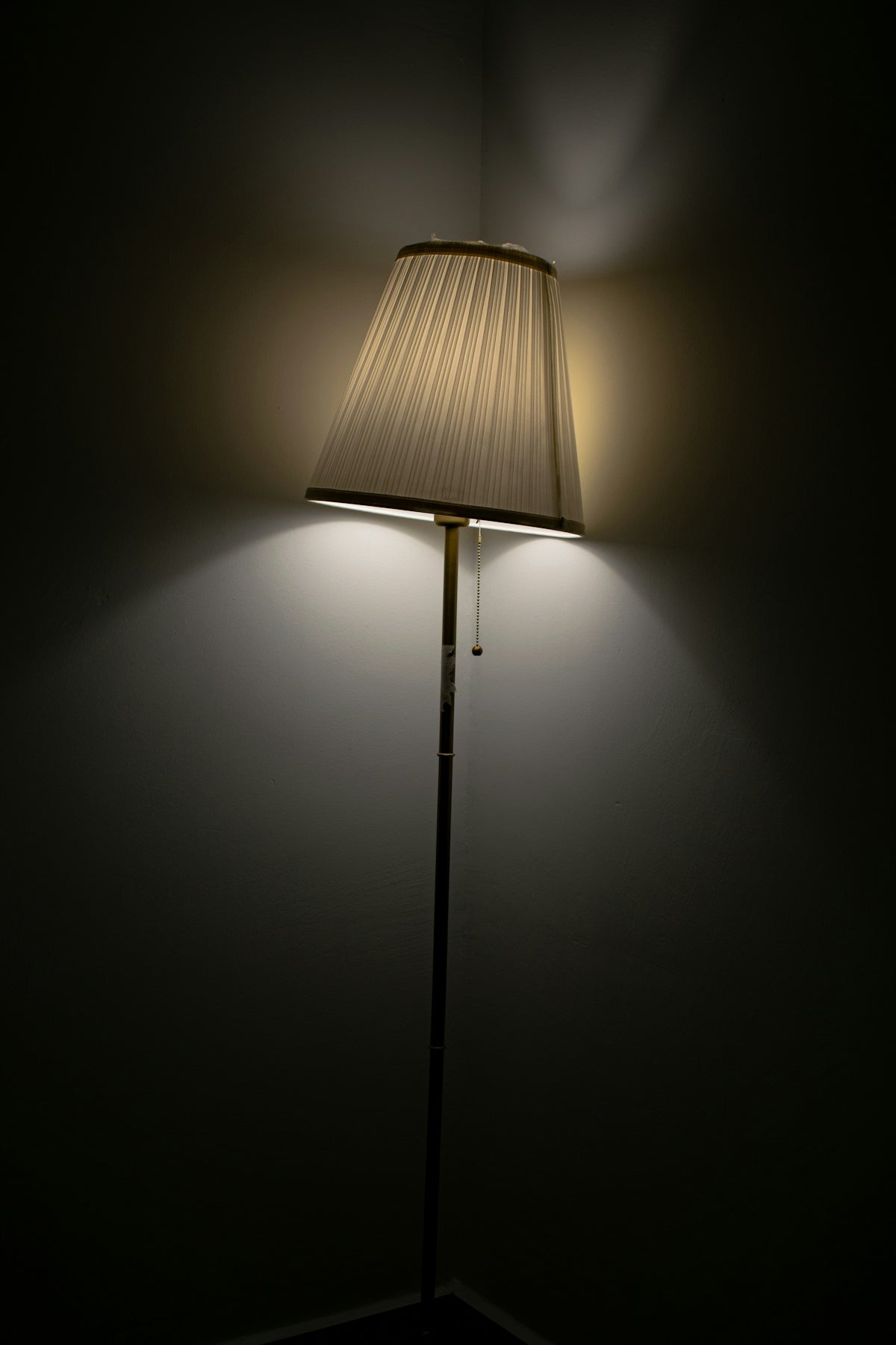 a lamp that is lit up in the dark